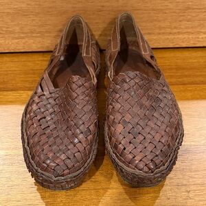 Mohinders Mens Size 11 Brown Woven Loafers light use